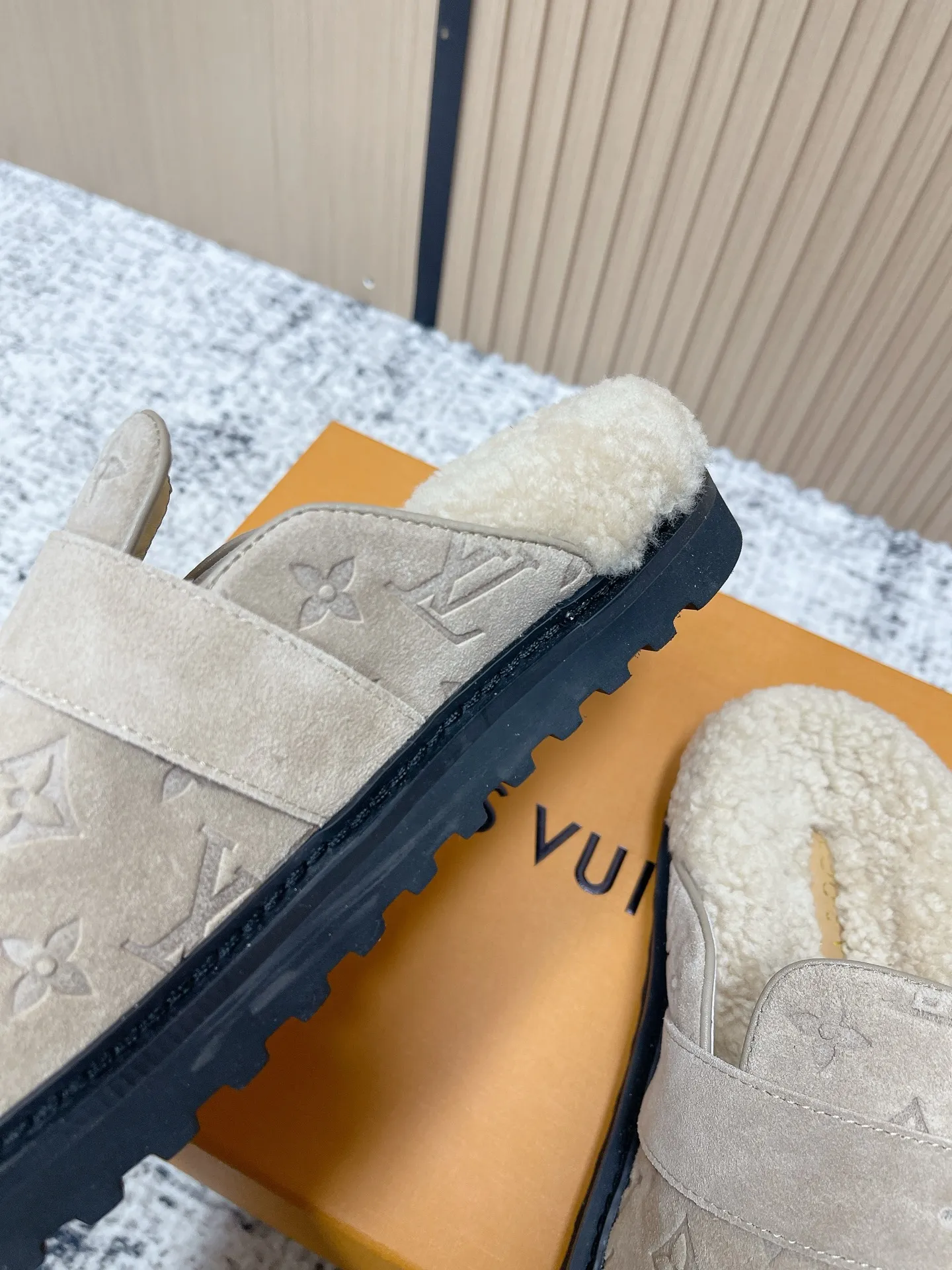 [L Home] P: 500💰 Size: 35-46 (female 40.41, male 45 46 custom-made) Top version Louis vuitton Lv top version LV couple's wool slippers New couple's Birkenstock slippers Cute and loveable, the foot feel is not too good Simple and high-end Sling-hee design Ready to wear and go Good news for lazy people Upper imported cowhide/imported old floral cloth Original hardware buckle, original molded high-density foam outsole Fabric: Yangjing/classic jacquard fabric Lining: imported wool lining Sole: original foam combination sole Size: 35-46 (female 40.41, male 45 46 customized)
